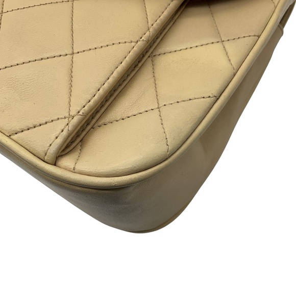 CHANEL VINTAGE BEIGE / GOLD HARDWARE QUILTED LEATHER CHAIN STRAP FLAP BAG - Picture 14 of 16